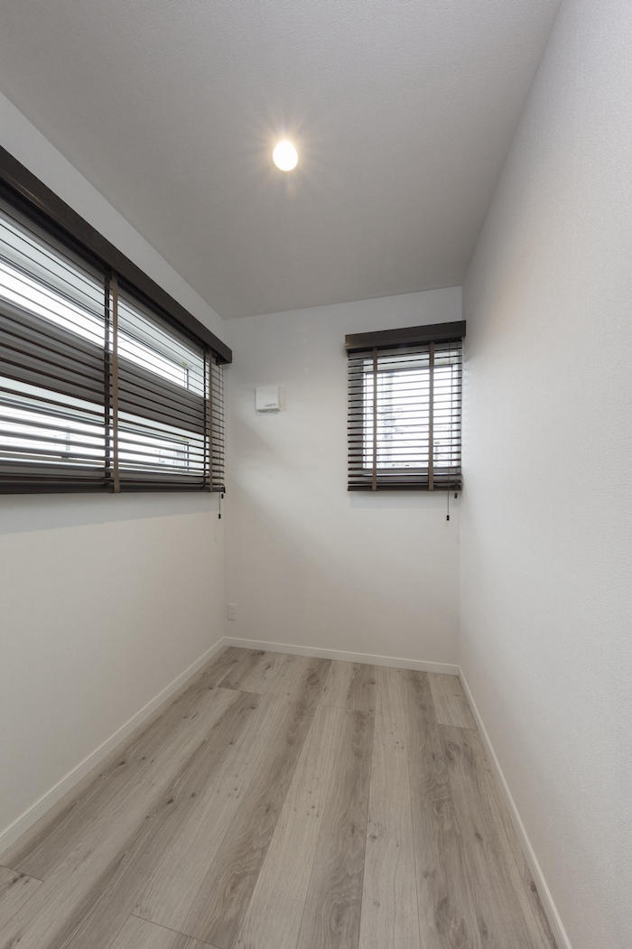 隠れ家のような書斎のある家