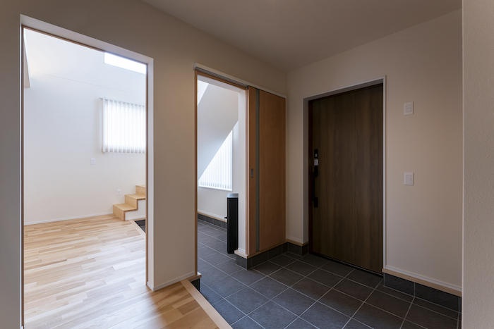 田園風景を望む吹き抜けの家