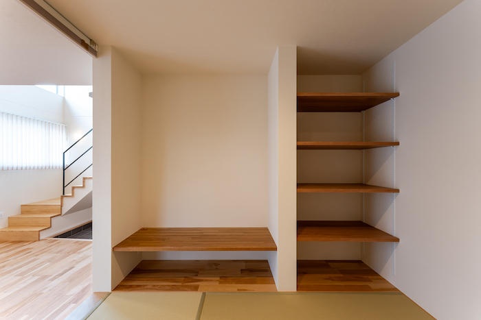 田園風景を望む吹き抜けの家