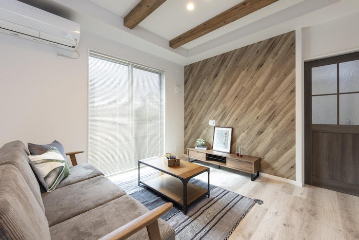 ガレージのあるカフェスタイルの家