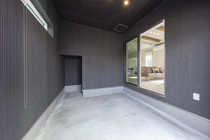 ガレージのあるカフェスタイルの家