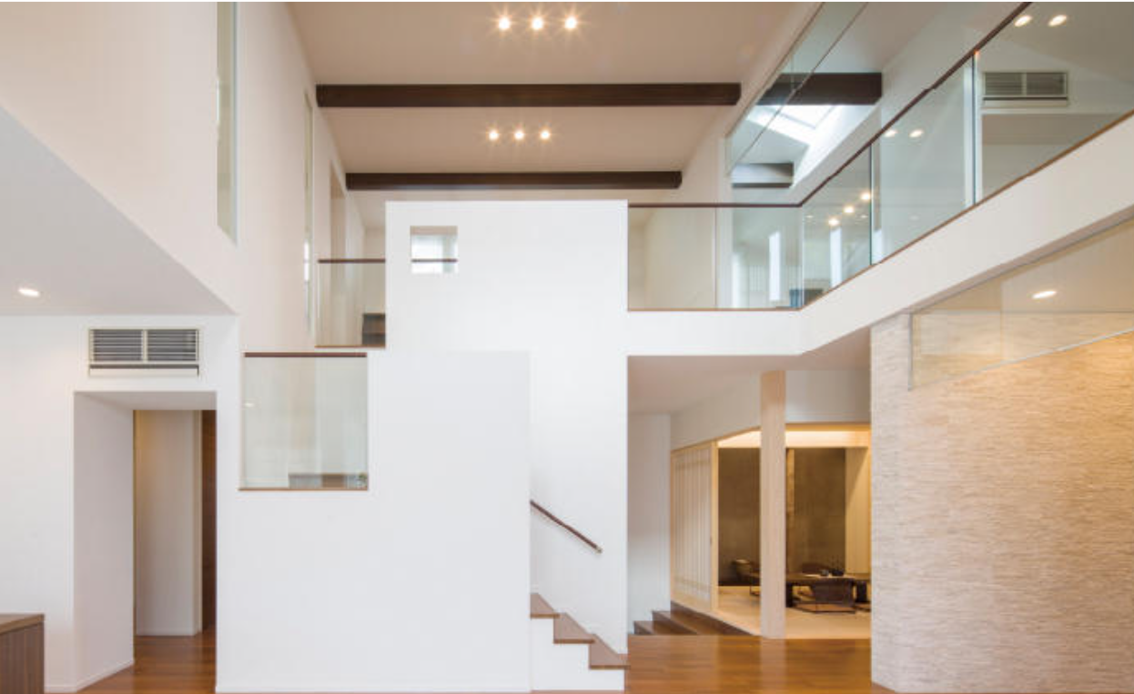 吹抜けでつながる親世帯と子世帯の住空間