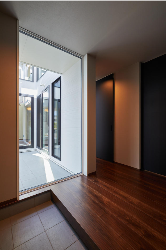 陽だまりのテラスを囲む家