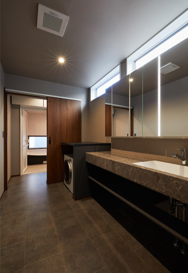 陽だまりのテラスを囲む家