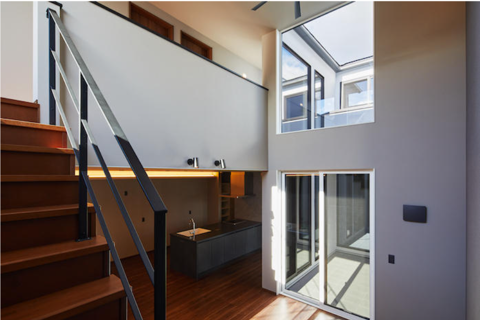 陽だまりのテラスを囲む家