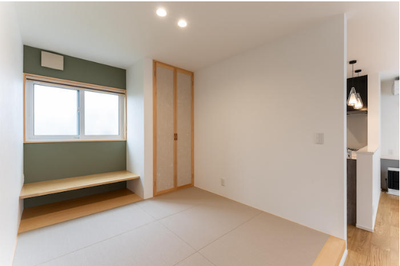 ガレージのある南欧風の可愛い家