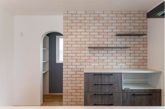 ガレージのある南欧風の可愛い家