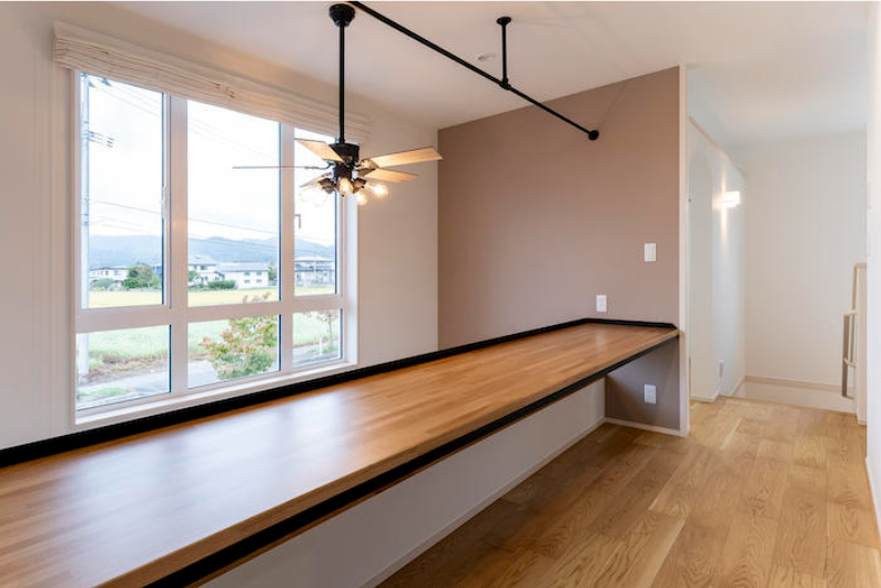 ガレージのある南欧風の可愛い家