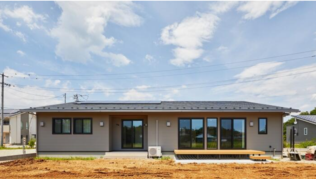 勾配天井がのびやかな平屋の家