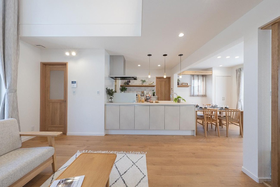 お子様との暮らしを楽しむ柔らかな欧州デザインの邸宅