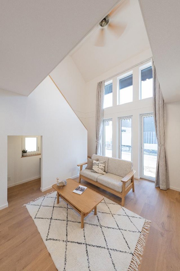 お子様との暮らしを楽しむ柔らかな欧州デザインの邸宅