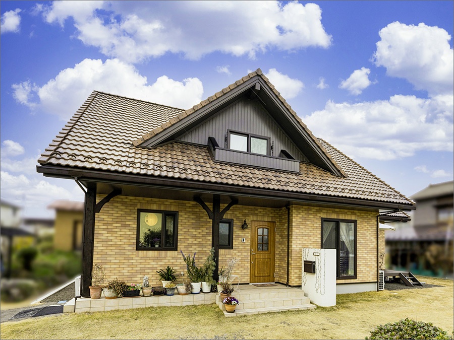 瓦屋根とタイルで作る、伝統的な三角屋根の家