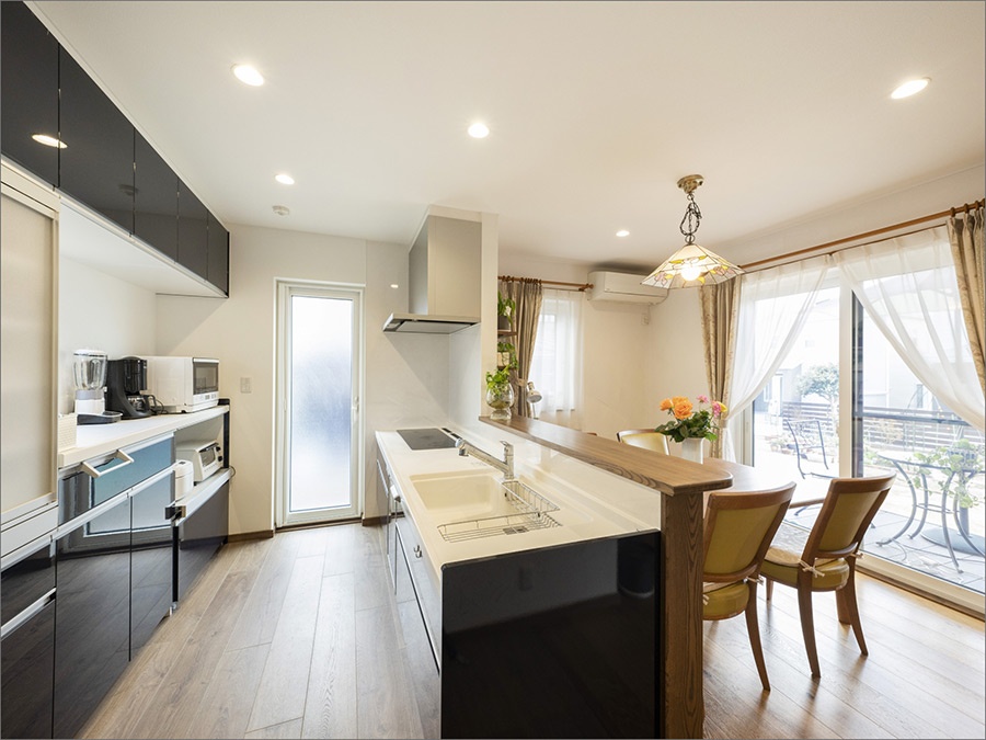 瓦屋根とタイルで作る、伝統的な三角屋根の家