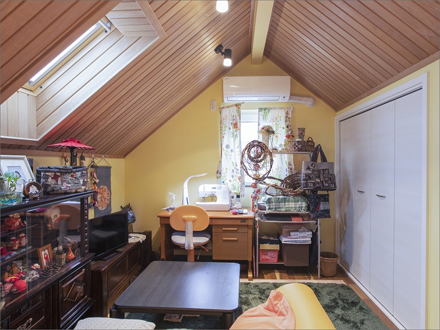 瓦屋根とタイルで作る、伝統的な三角屋根の家