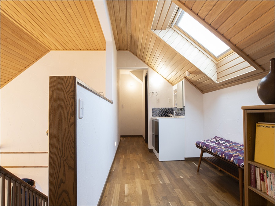 瓦屋根とタイルで作る、伝統的な三角屋根の家