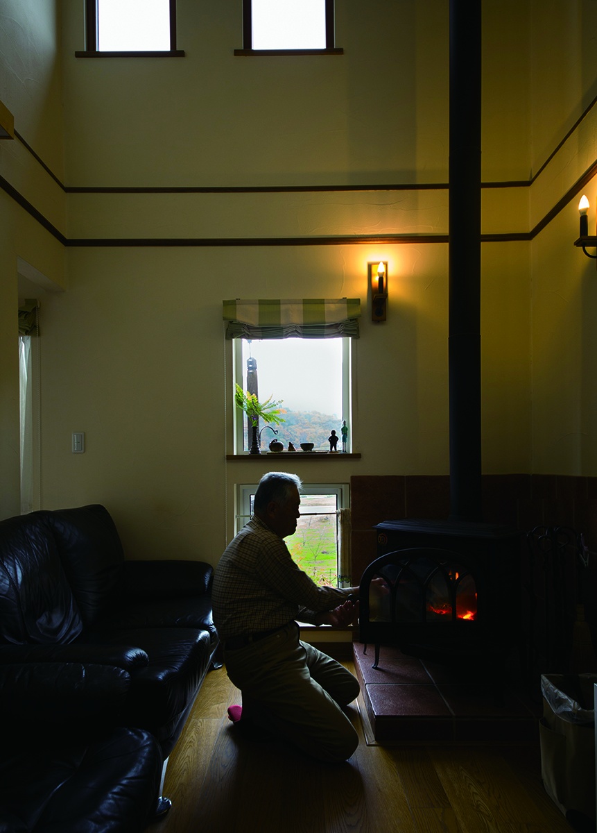 ゆらめく炎とうつわを楽しむ、薪ストーブのある住まい