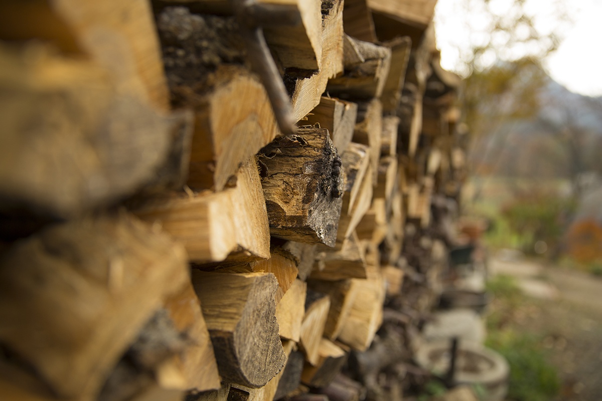 ゆらめく炎とうつわを楽しむ、薪ストーブのある住まい