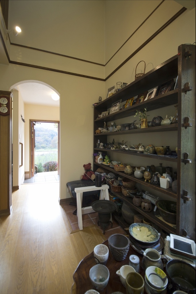 ゆらめく炎とうつわを楽しむ、薪ストーブのある住まい