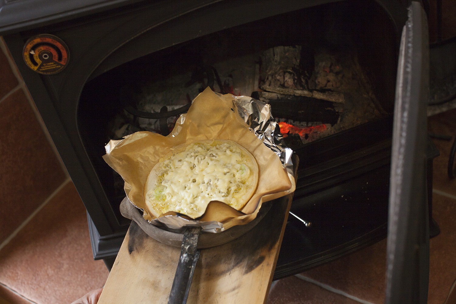 ゆらめく炎とうつわを楽しむ、薪ストーブのある住まい