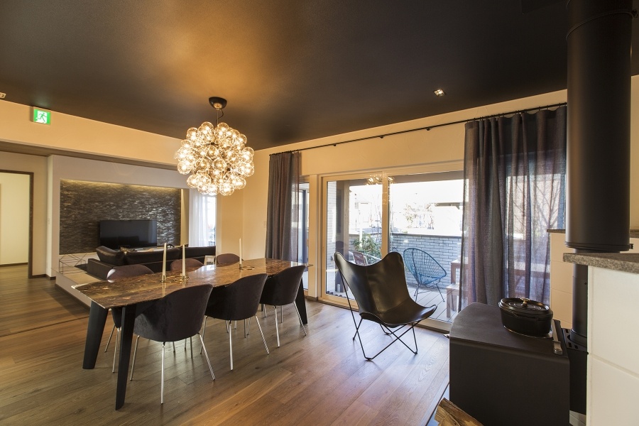 庭と連続するダイニング