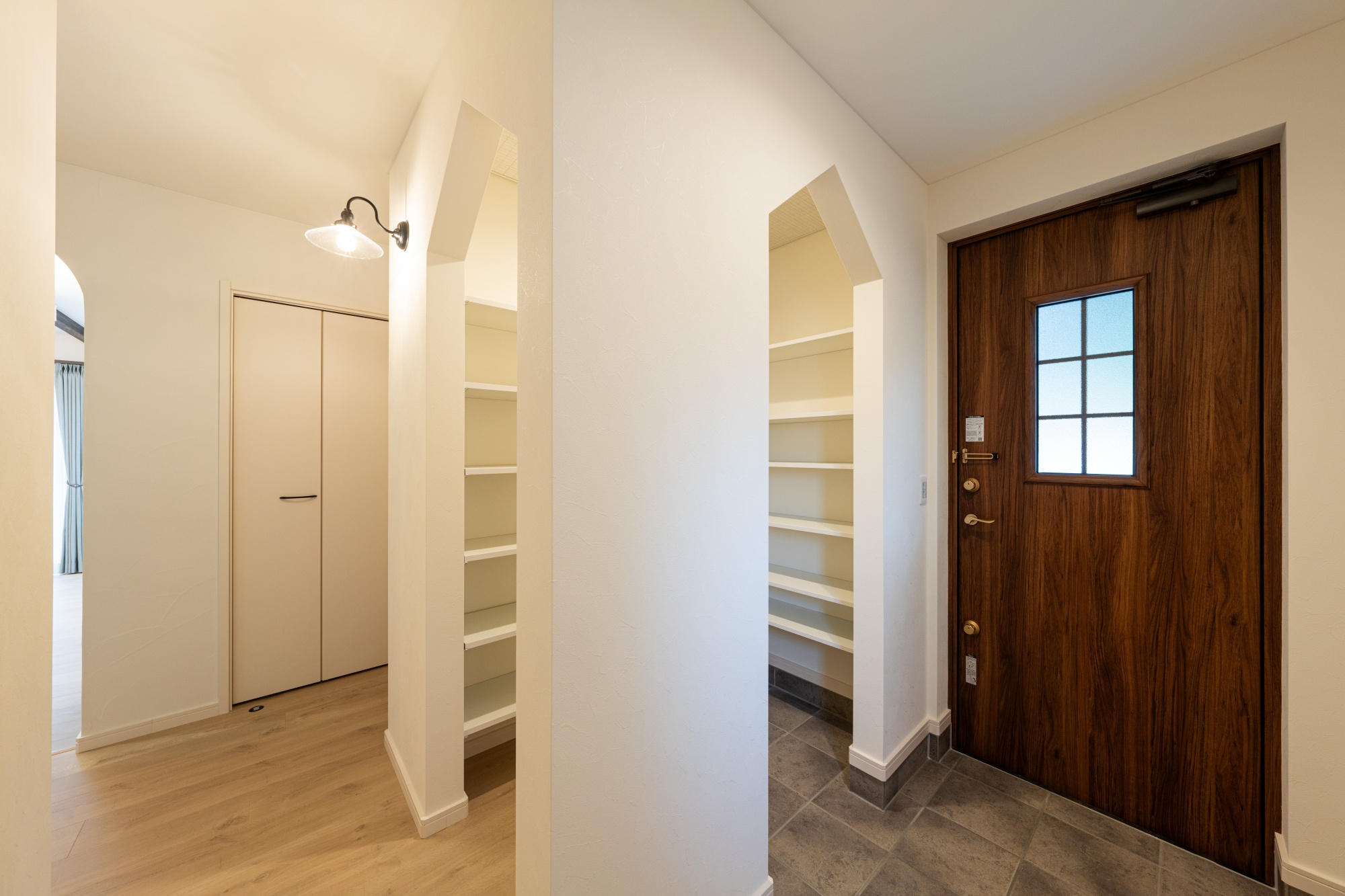 光あふれる 森の中のカフェのようなくつろぎの暮らし