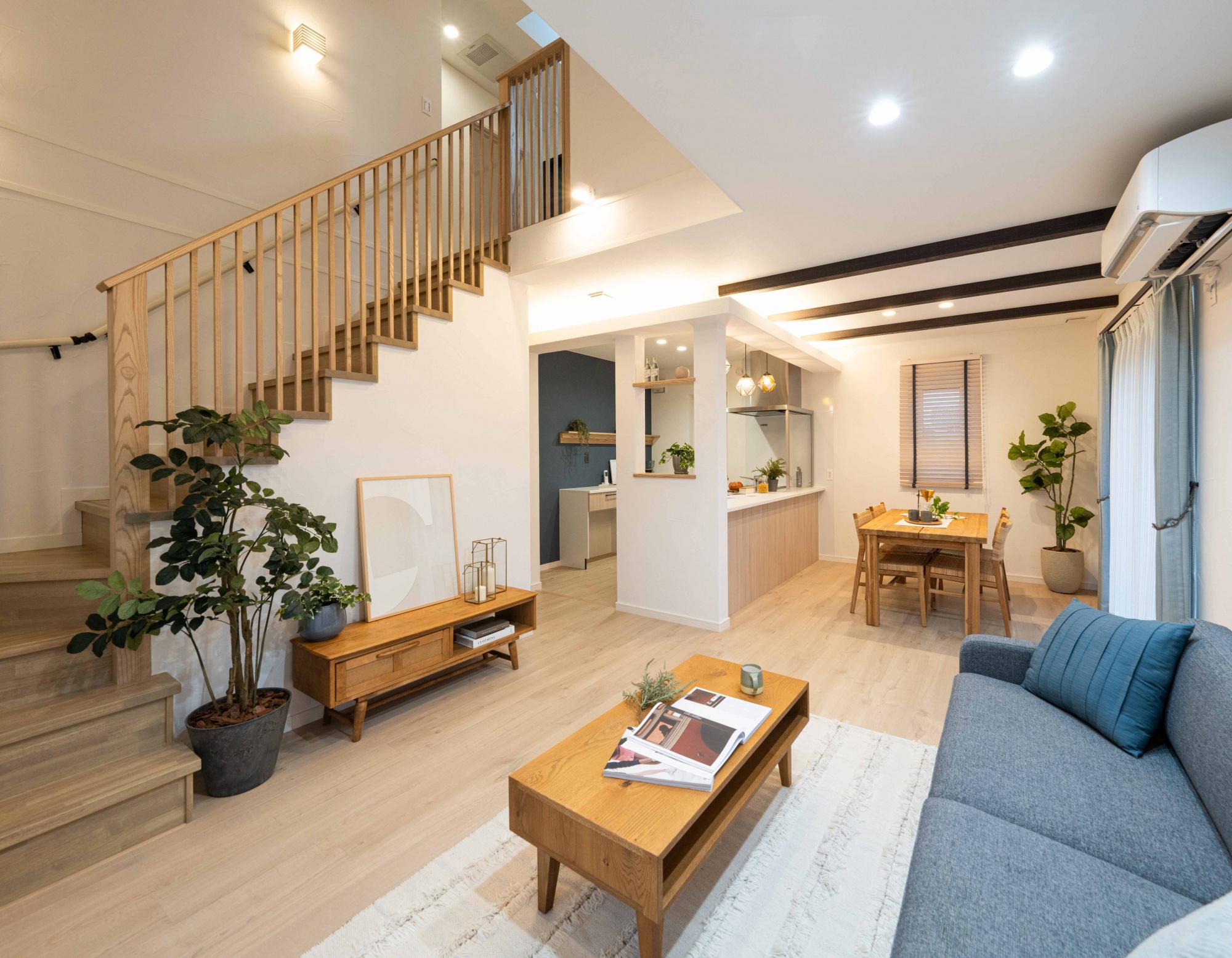 光あふれる 森の中のカフェのようなくつろぎの暮らし