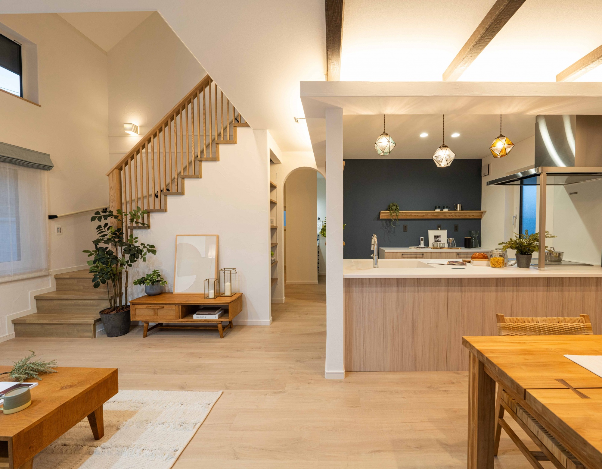 光あふれる 森の中のカフェのようなくつろぎの暮らし