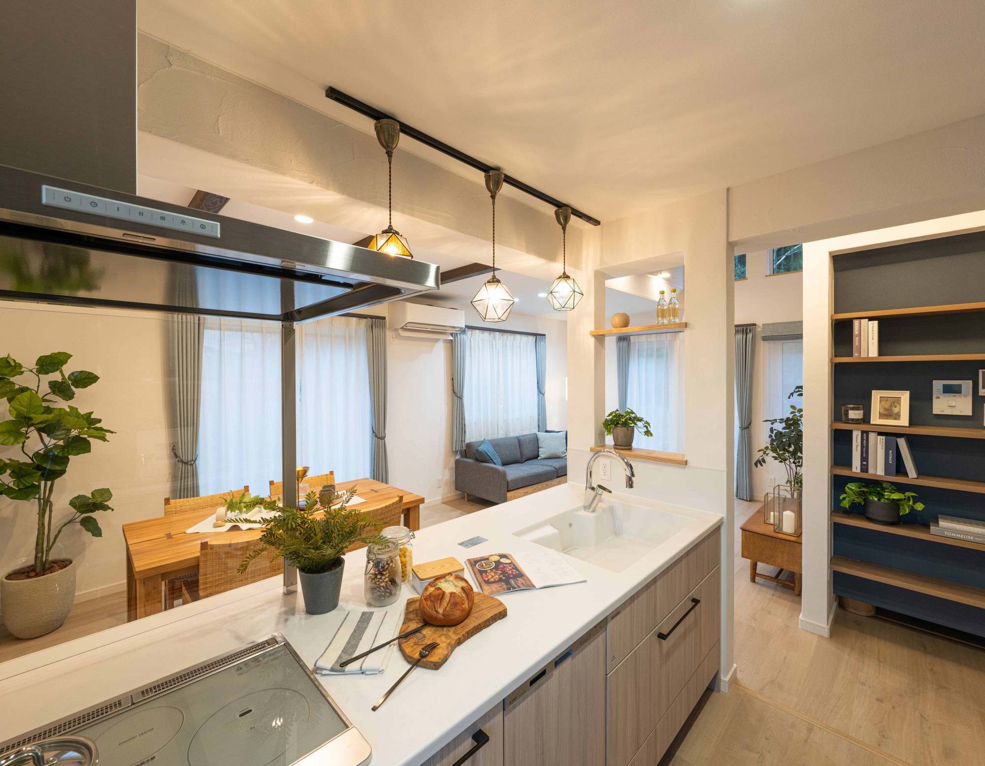 光あふれる 森の中のカフェのようなくつろぎの暮らし