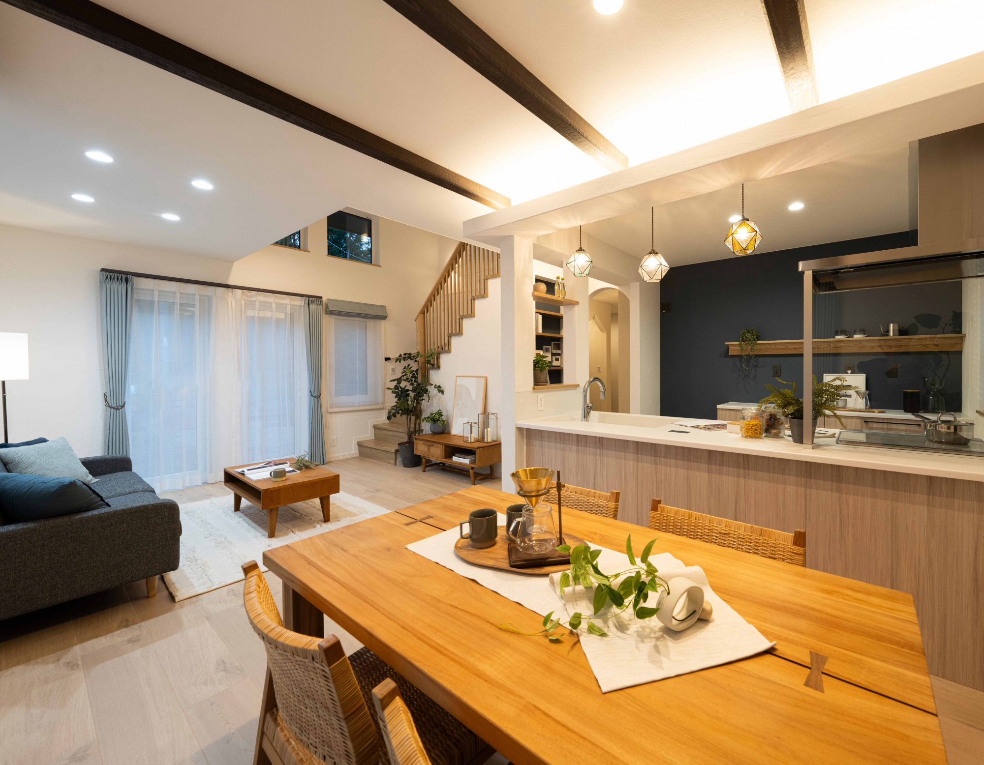 光あふれる 森の中のカフェのようなくつろぎの暮らし