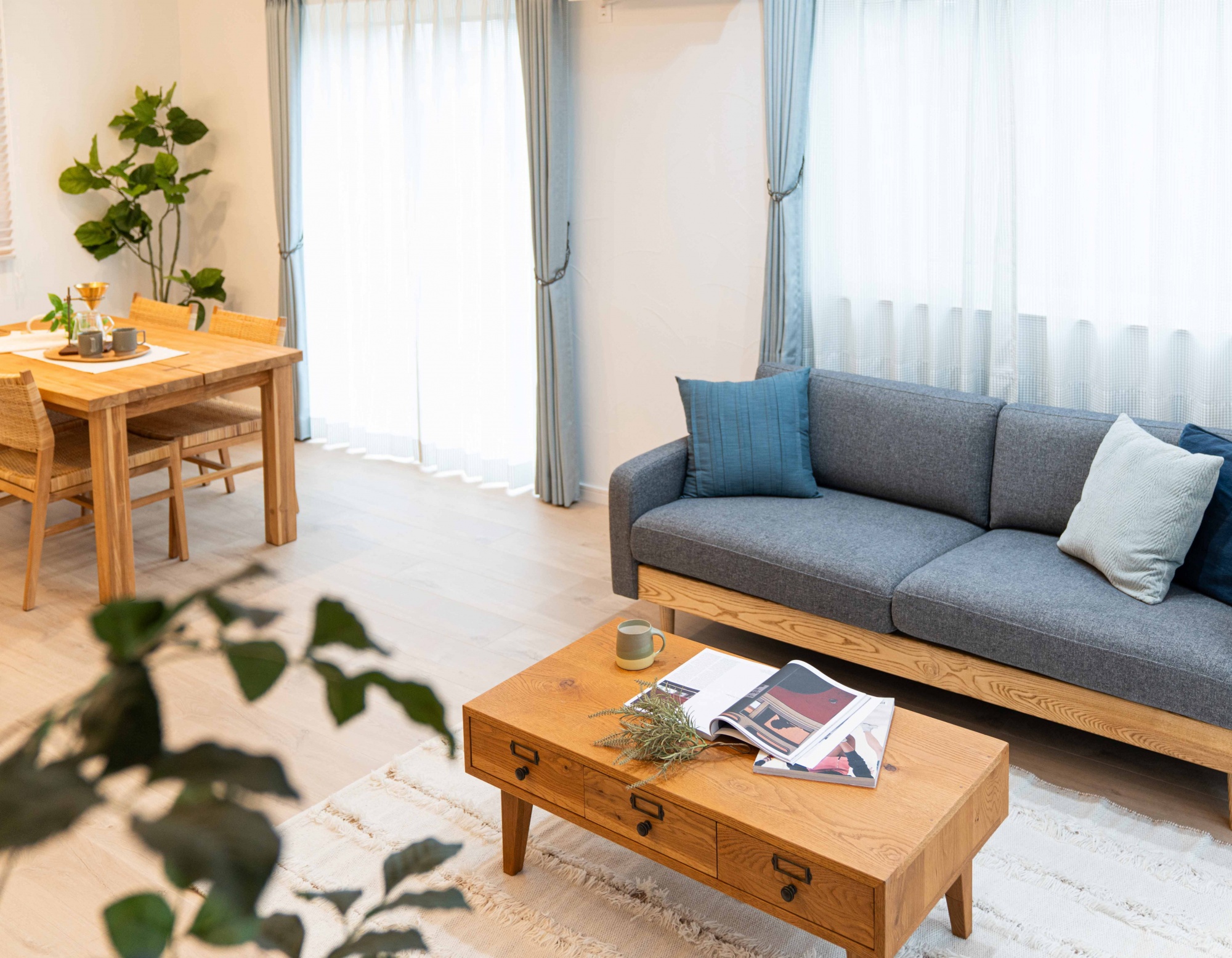 光あふれる 森の中のカフェのようなくつろぎの暮らし