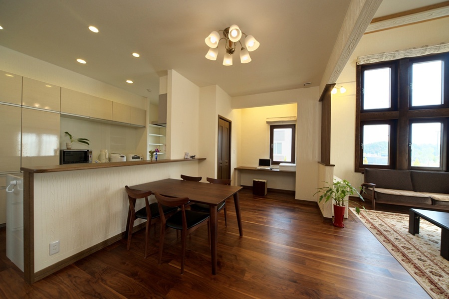 寒い冬も笑顔で過ごせるダブル断熱＆木製窓の家