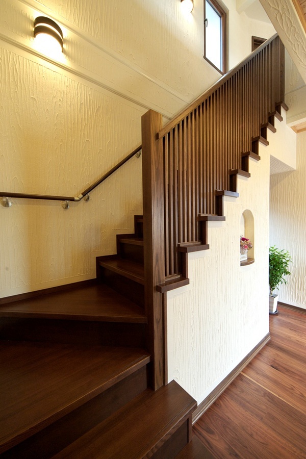 寒い冬も笑顔で過ごせるダブル断熱＆木製窓の家