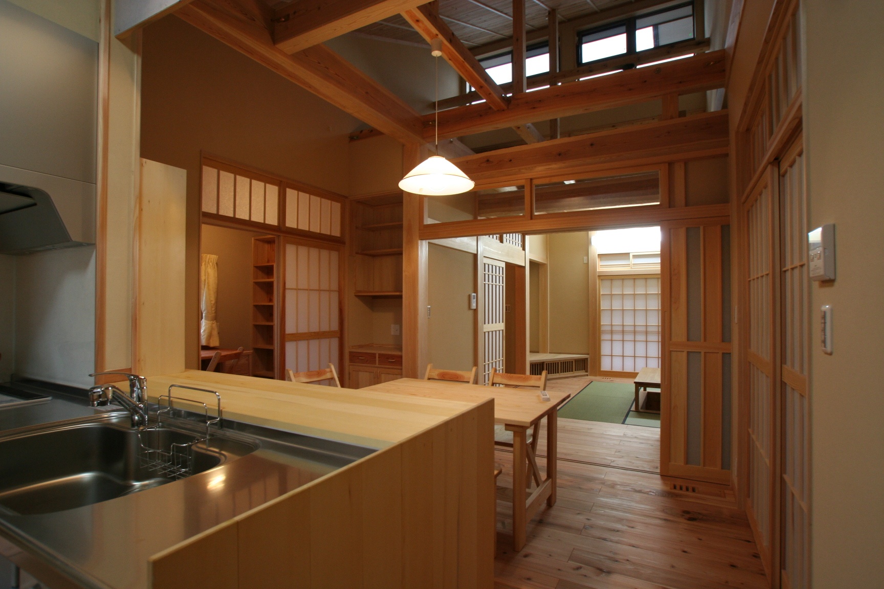 格子戸の玄関と大黒柱のある家