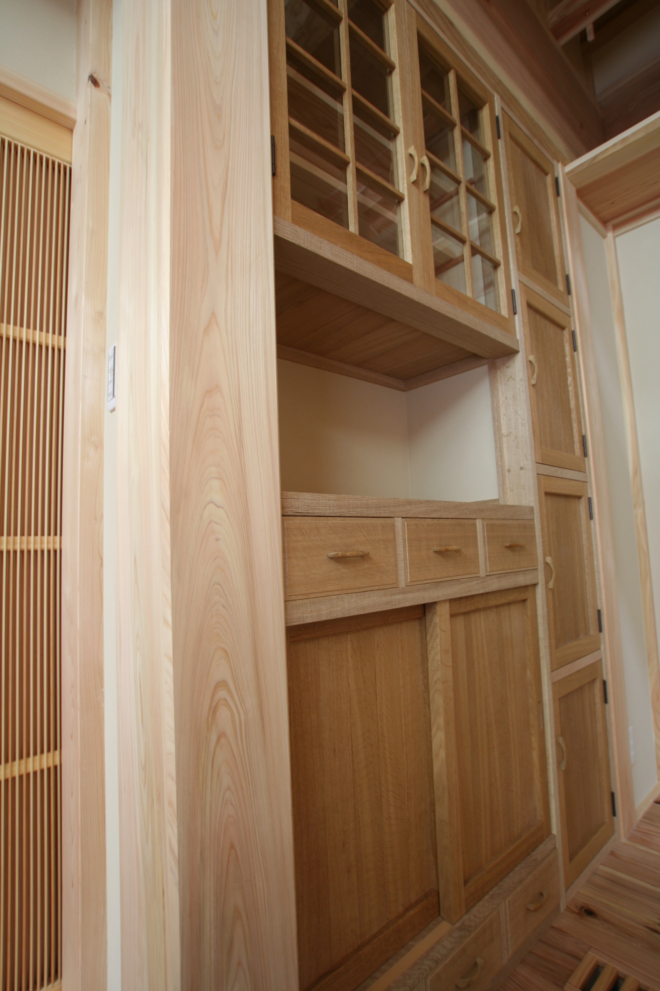 格子戸の玄関と大黒柱のある家