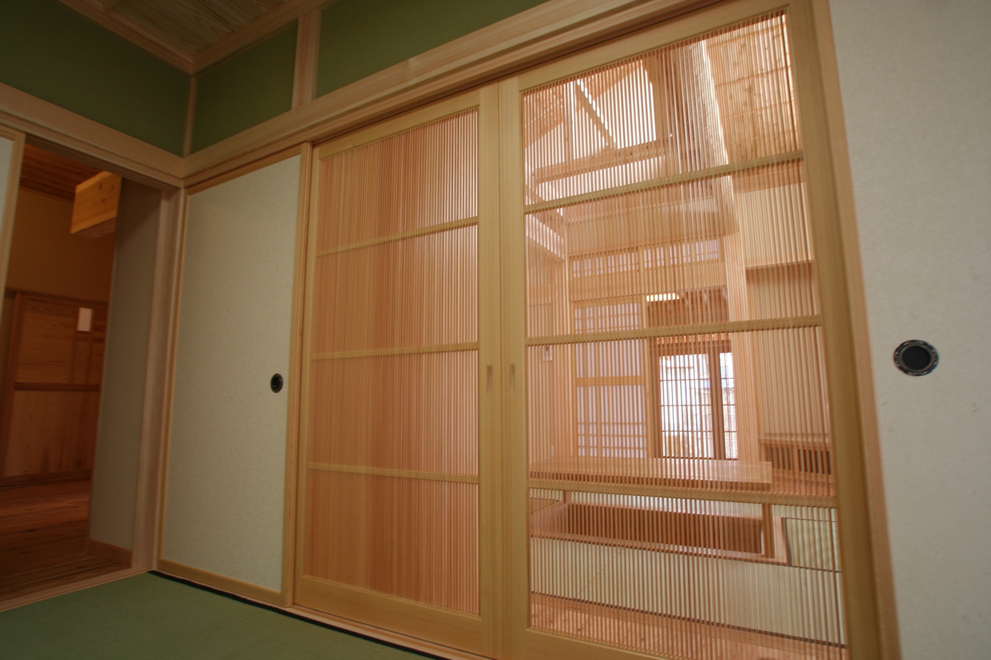 格子戸の玄関と大黒柱のある家