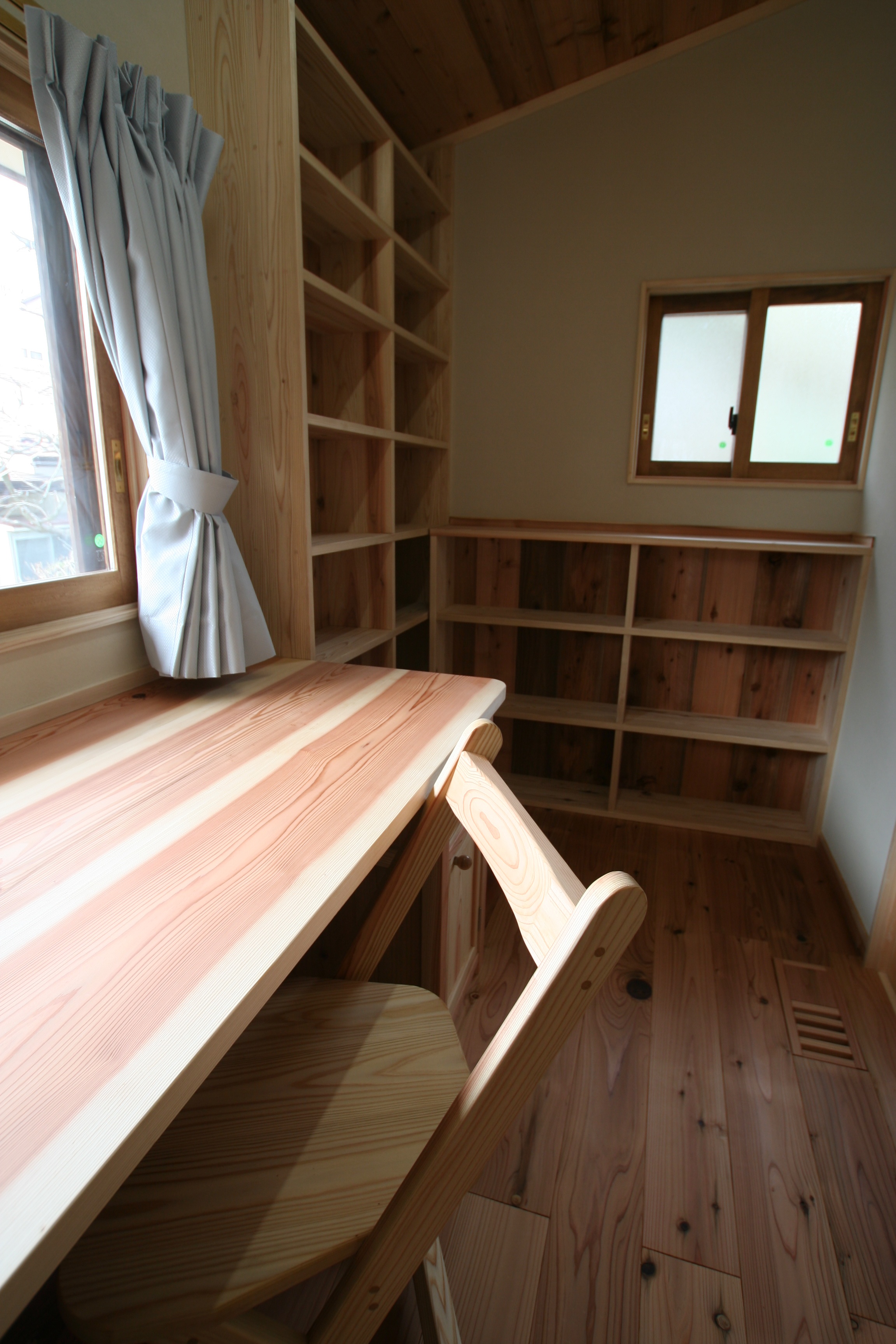 格子戸の玄関と大黒柱のある家