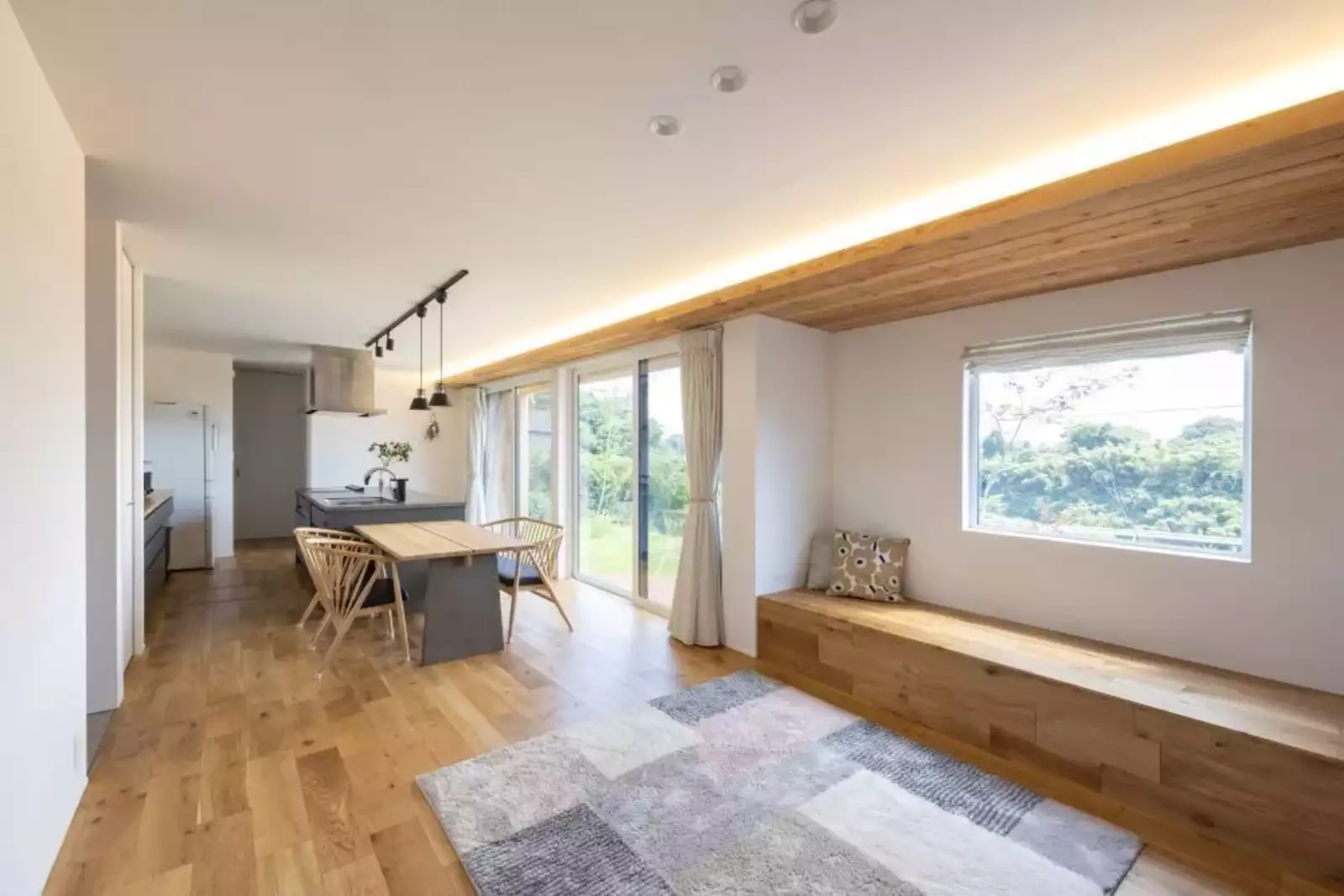 白を基調とした平屋