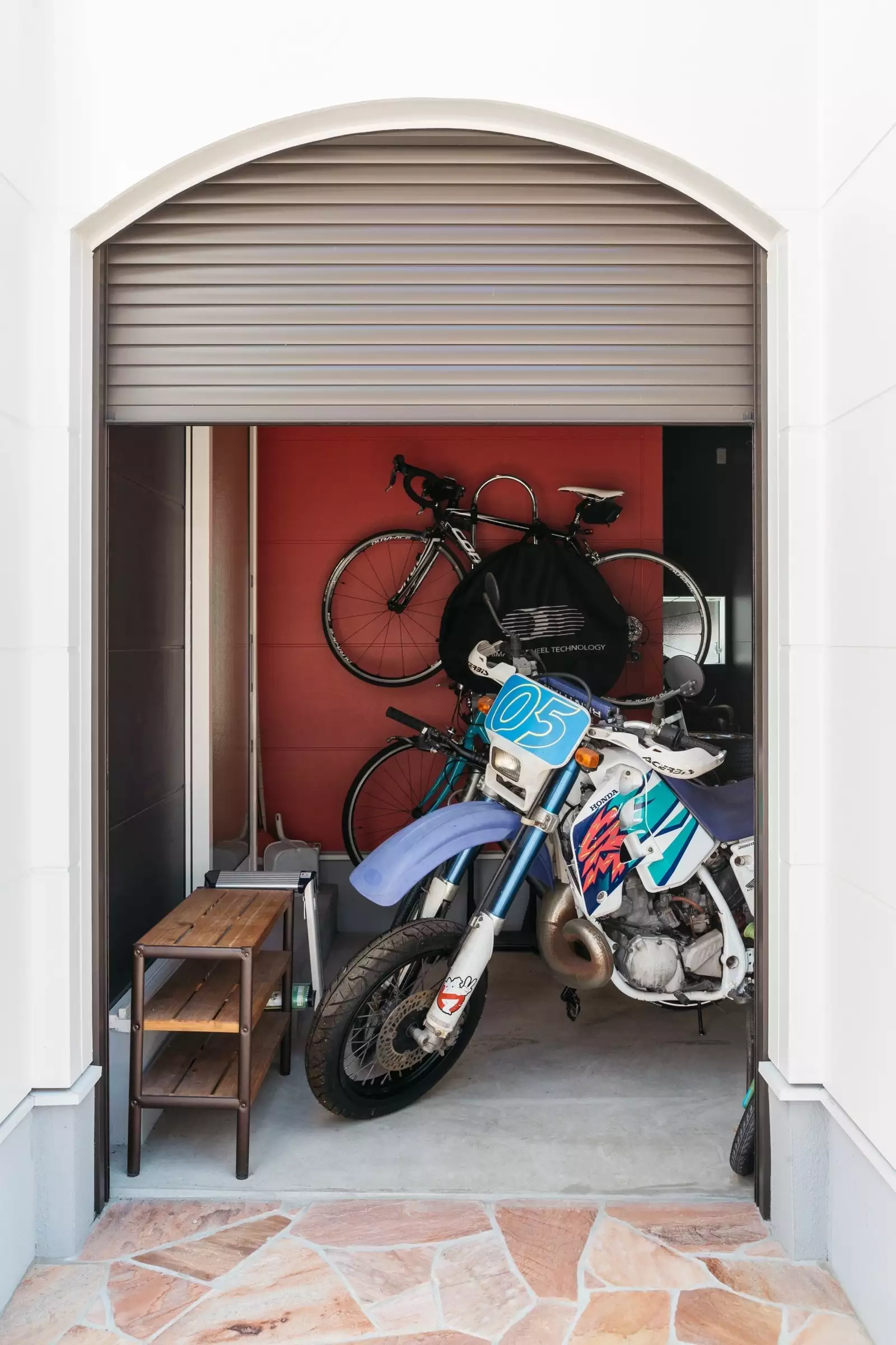 趣味を楽しむガレージのある家