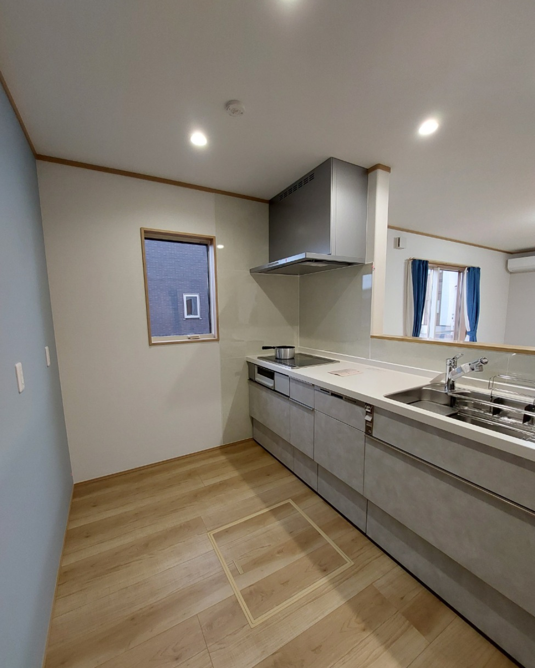 窓を小さくし、数を減らしても明るい間取りのお家