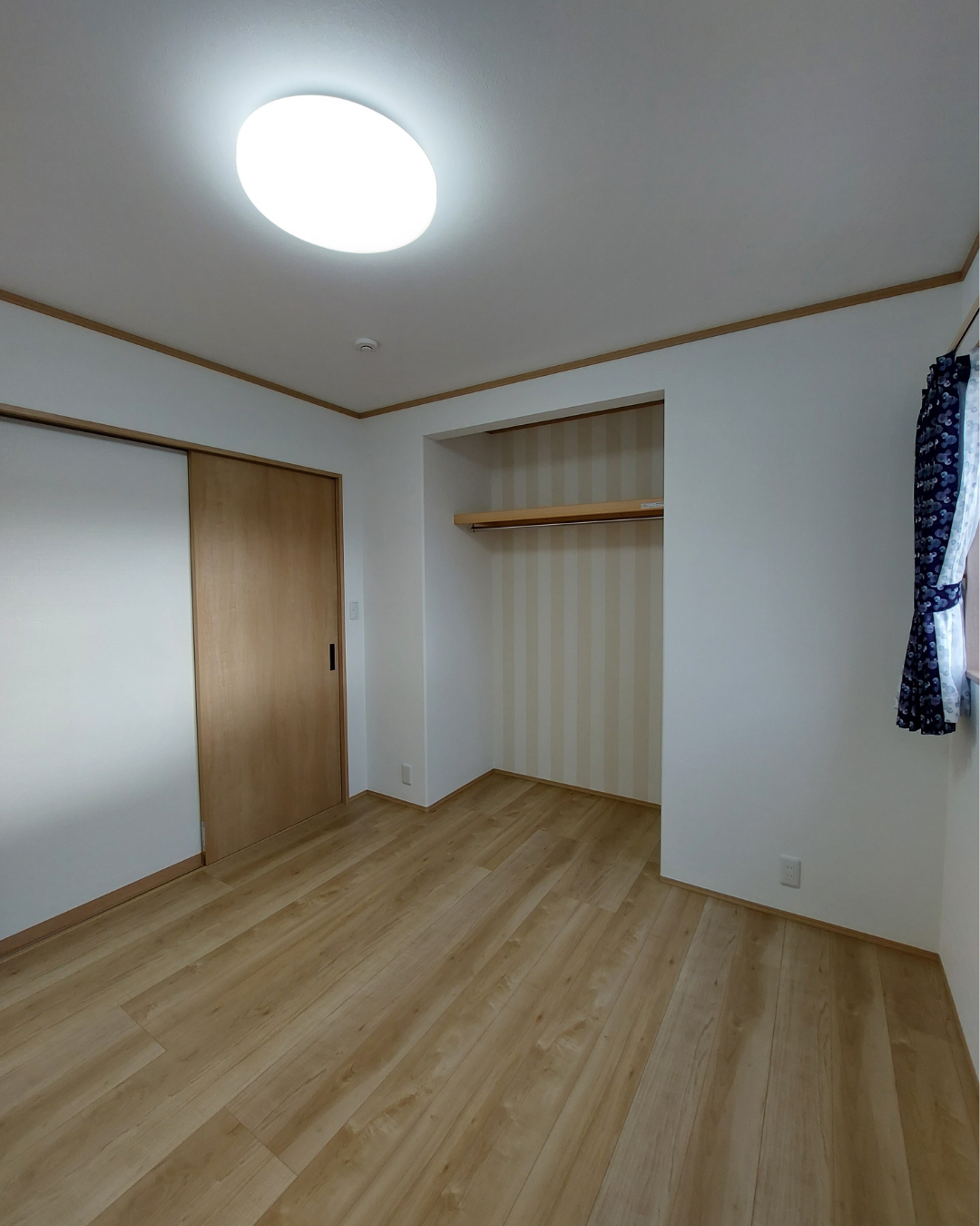 窓を小さくし、数を減らしても明るい間取りのお家