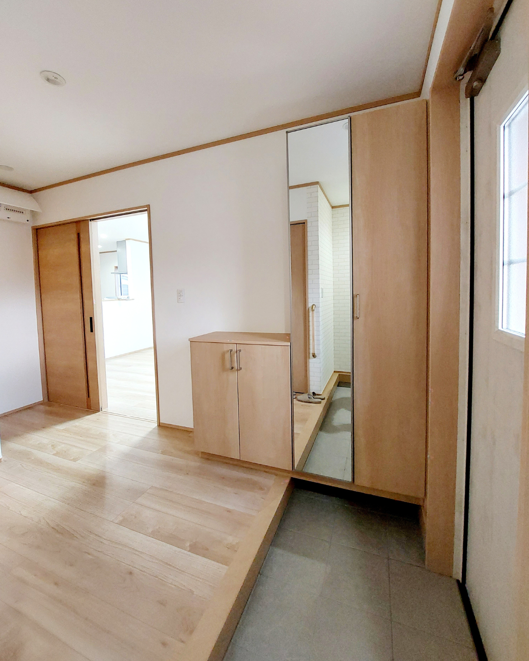 窓を小さくし、数を減らしても明るい間取りのお家