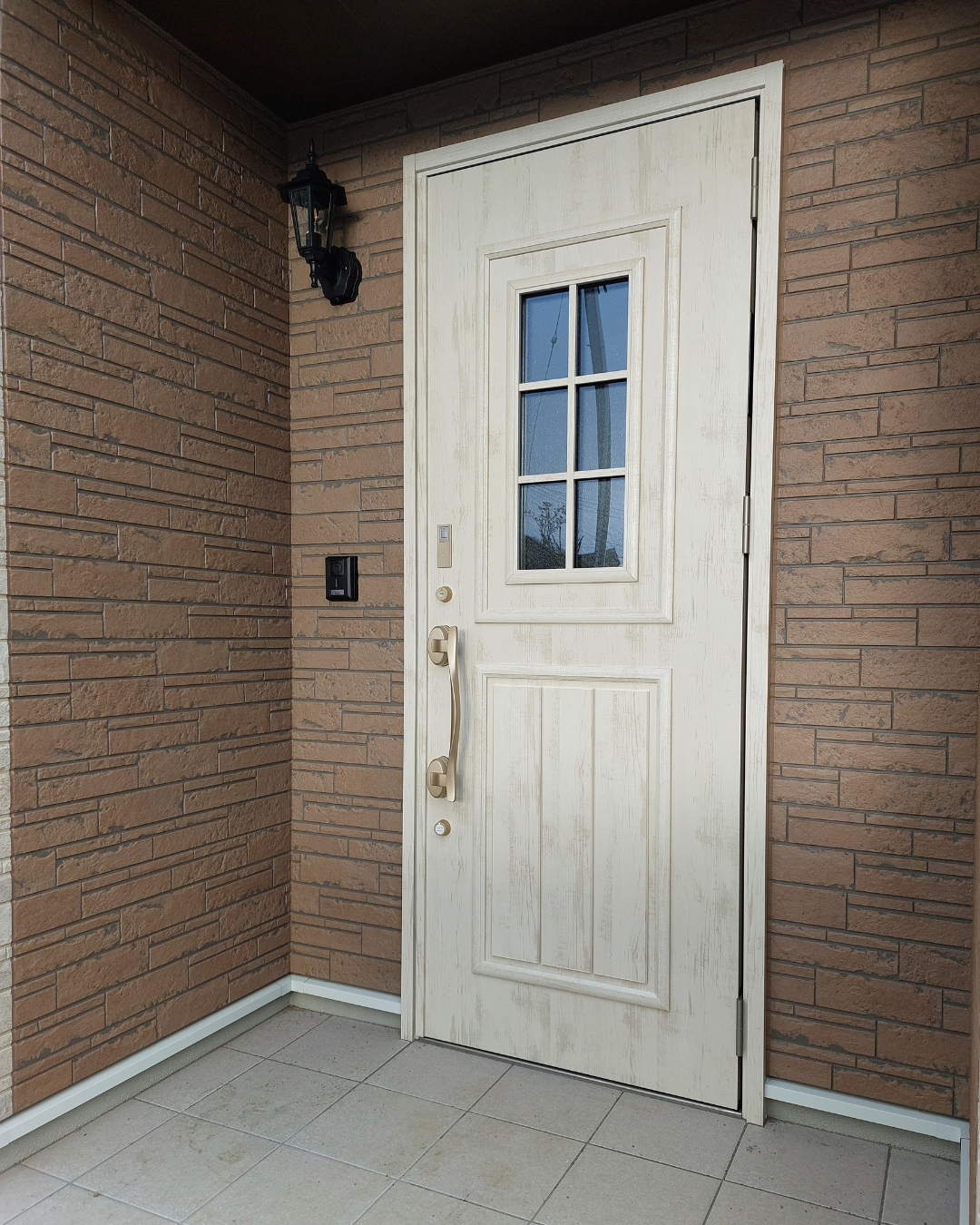 窓を小さくし、数を減らしても明るい間取りのお家