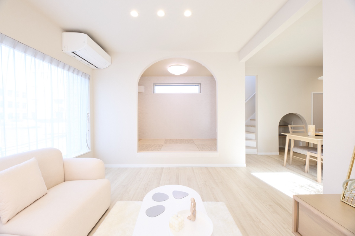 アーチの柔らかさが際立つ小上がり和室