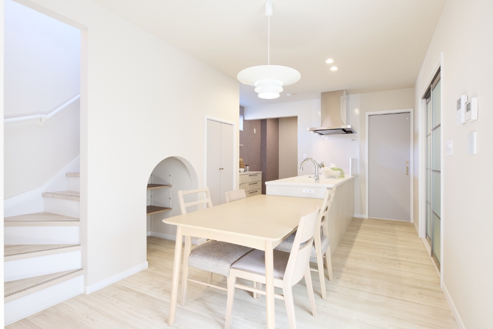 淡いトーンで統一された 落ち着きあるLDK