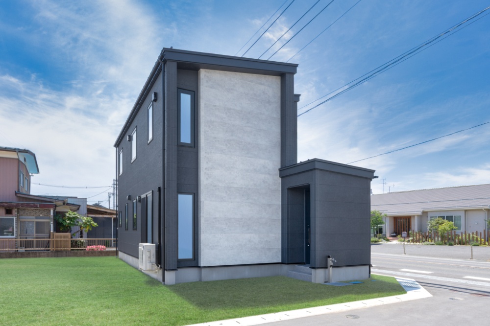 動きのあるフォルムが映える、 シックでかっこいい外観