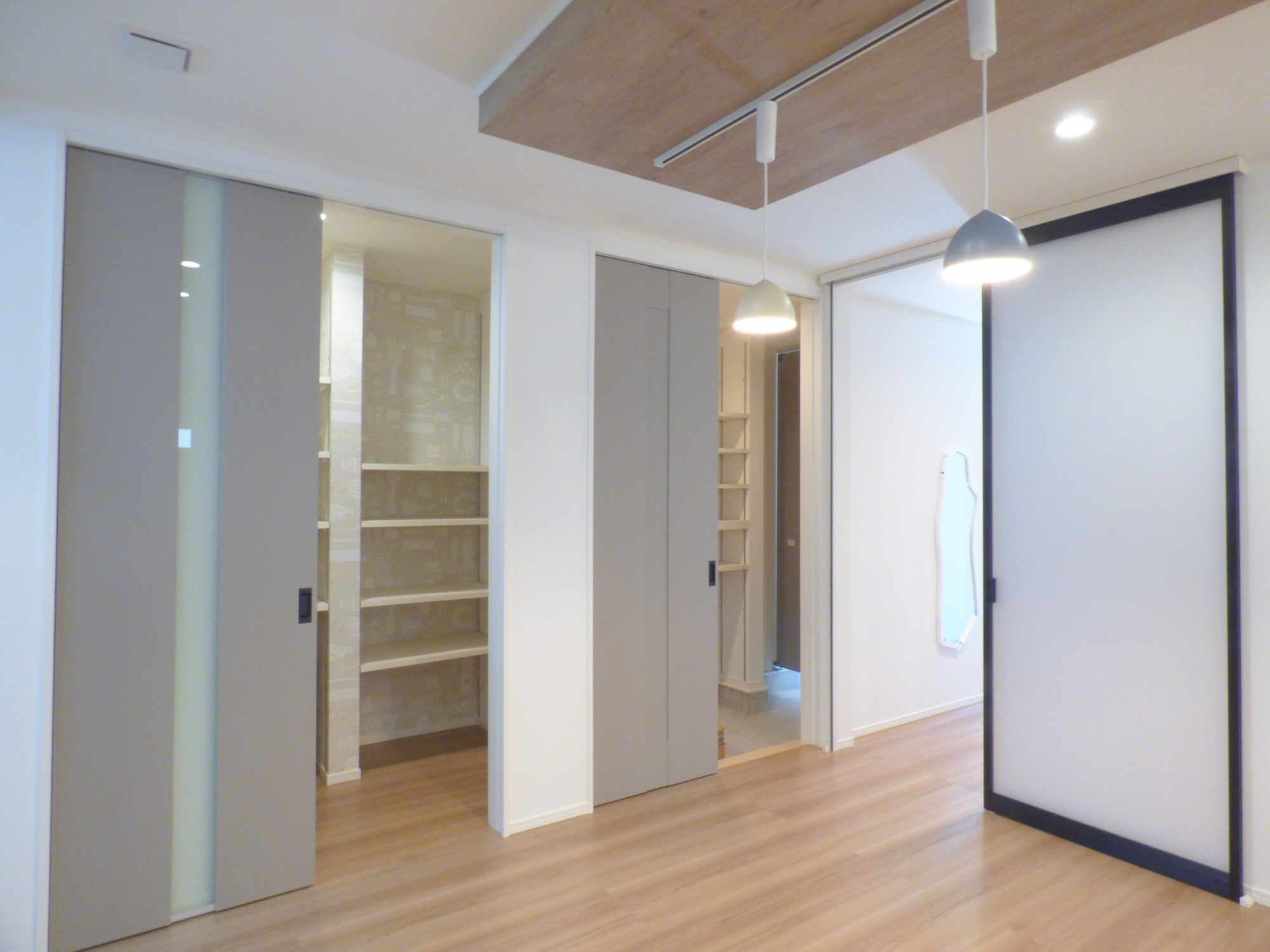 玄関からダイニングへの動線に大容量収納