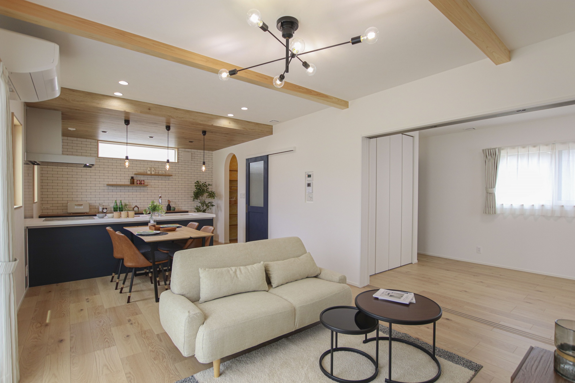 メリハリのある天井と心地よく整う家