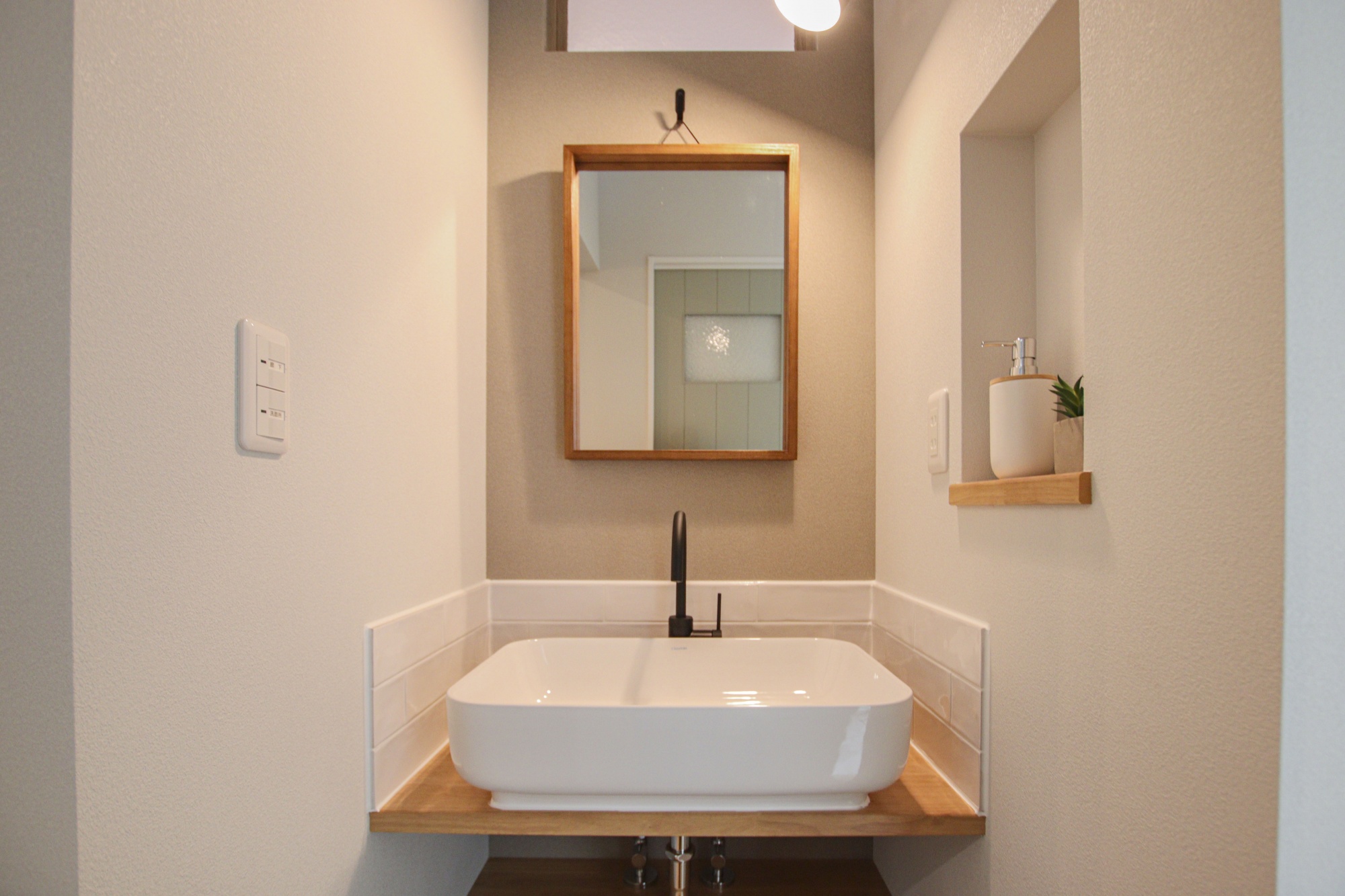 キューブ型白ガルスパンの北欧テイストのお家