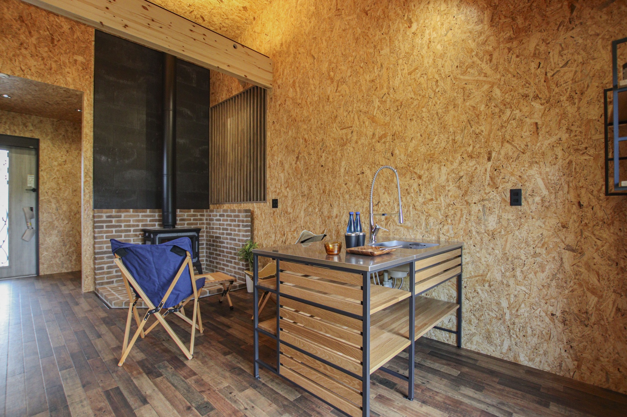 薪ストーブのあるブルックリンスタイルの家