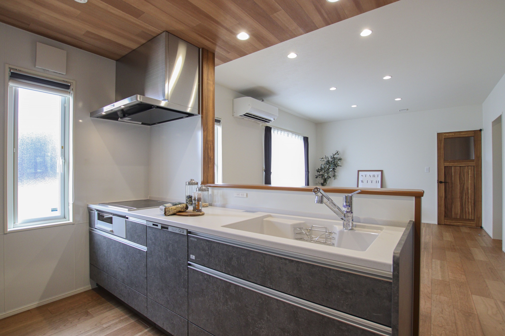 リビングを見渡すことのできるキッチン